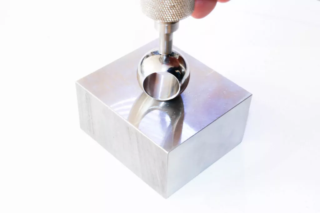 Alat Uji Kekerasan Bola Katup Novotest T-U2 novotest hardness tester.webp