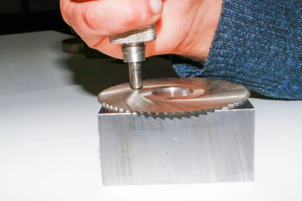 Alat Uji Kekerasan Logam T-U2 novotest hardness tester.webp