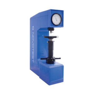 Analog Rockwell Hardness Tester NOVOTEST TS-R - Alat uji kekerasan logam analog dengan dial penunjuk dan tuas pengoperasian manual.