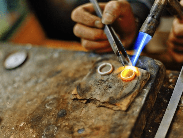 Penerapan Hardness Tester di Industri Perhiasan untuk Menguji Kekerasan Emas