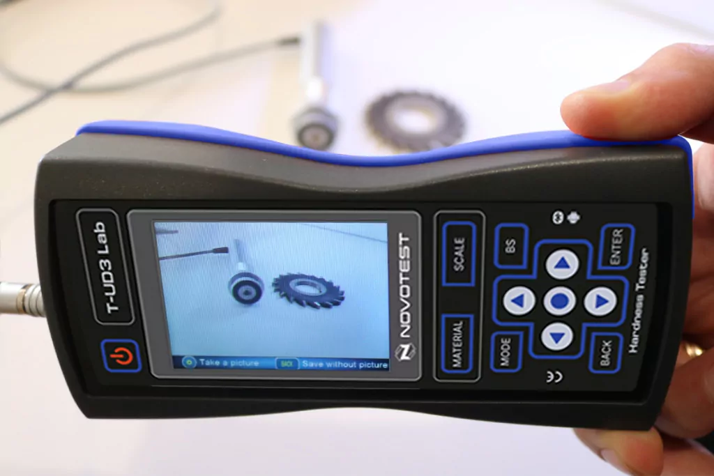 T-U3 hardness tester bisa foto objek yang diuji.webp