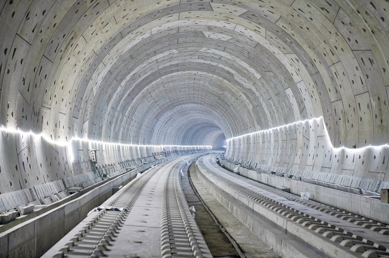 Terowongan dan Jembatan: Membentuk Jalur Transportasi