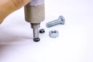 ukur kekerasan mur dan baut menggunakan T-U3 hardness tester.webp